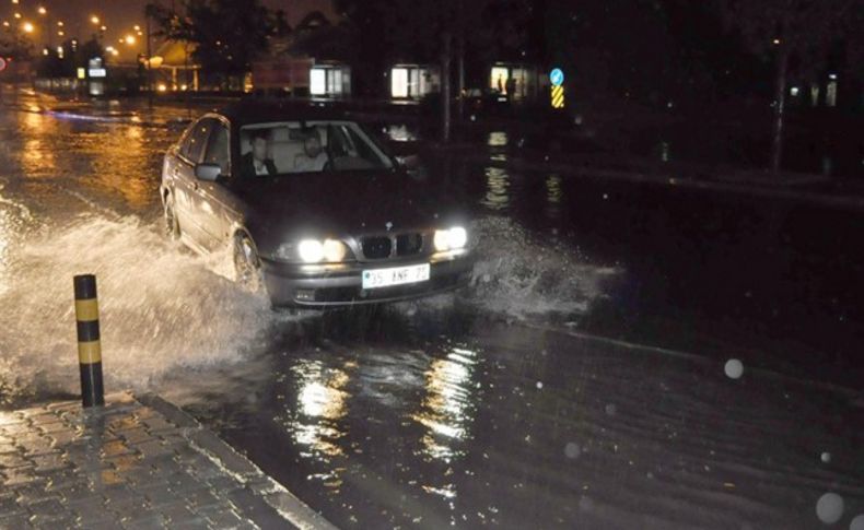 İzmir'de sağanak yağmur etkili oldu